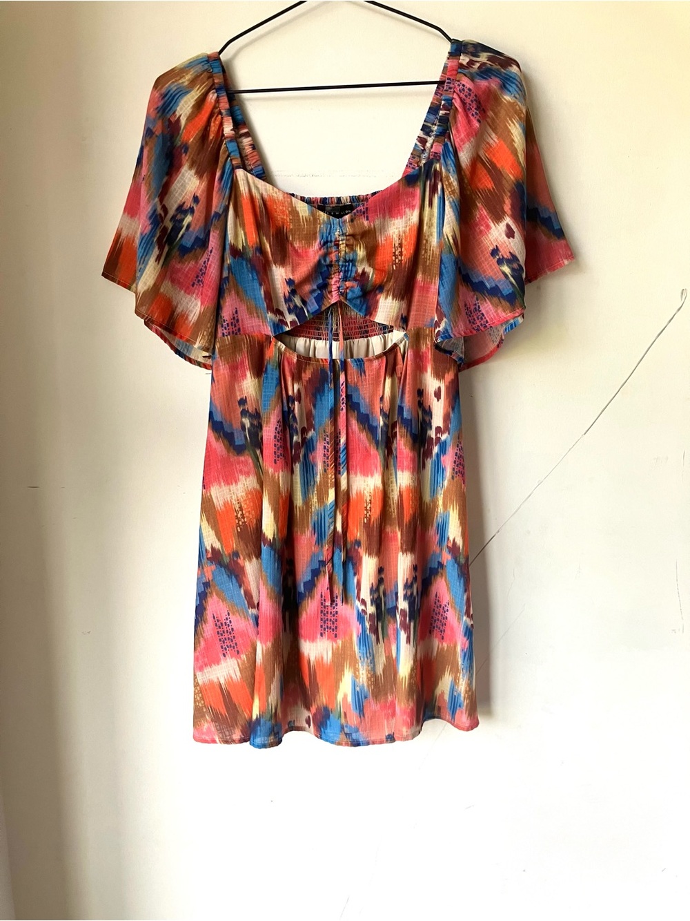 Slate & Willow Multicolor Flutter-Sleeve Cutout dress